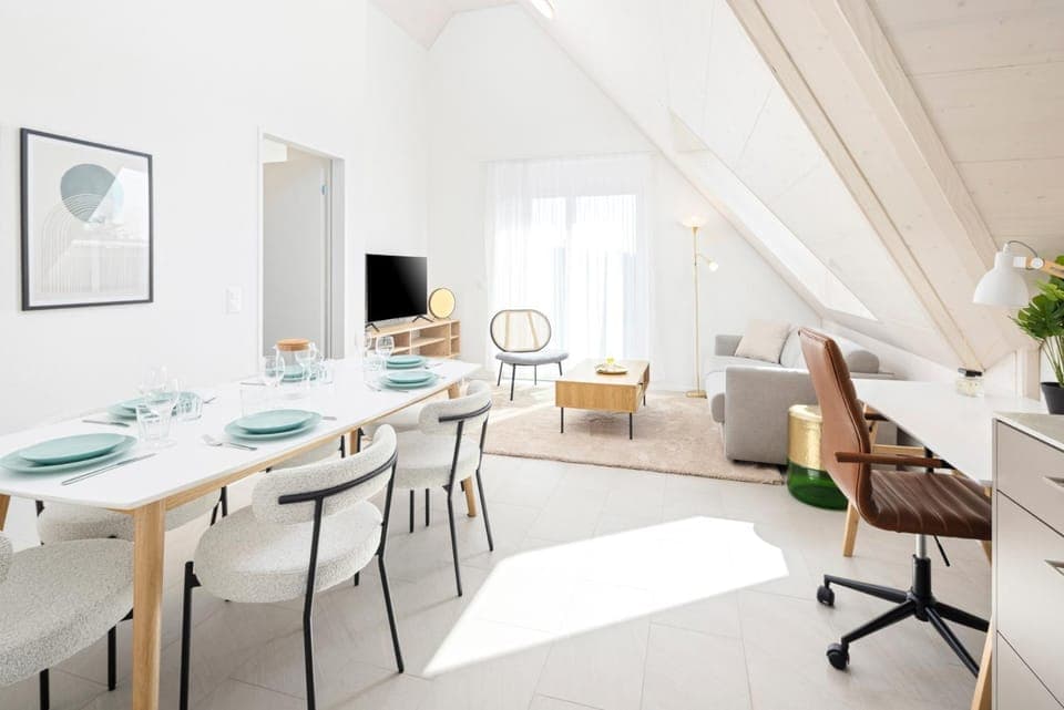 TV and multimedia, Living room, Seating area, Dining area