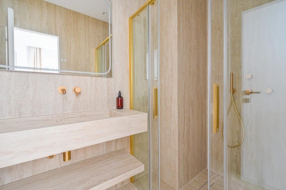 Shower, Bathroom, towels