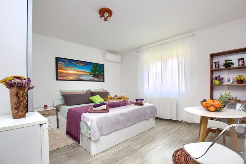 Bedroom, air conditioner