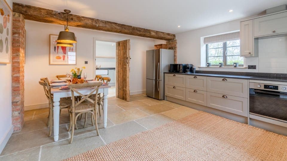 Coffee/tea facilities, Dining area, microwave, oven, stove, kitchen