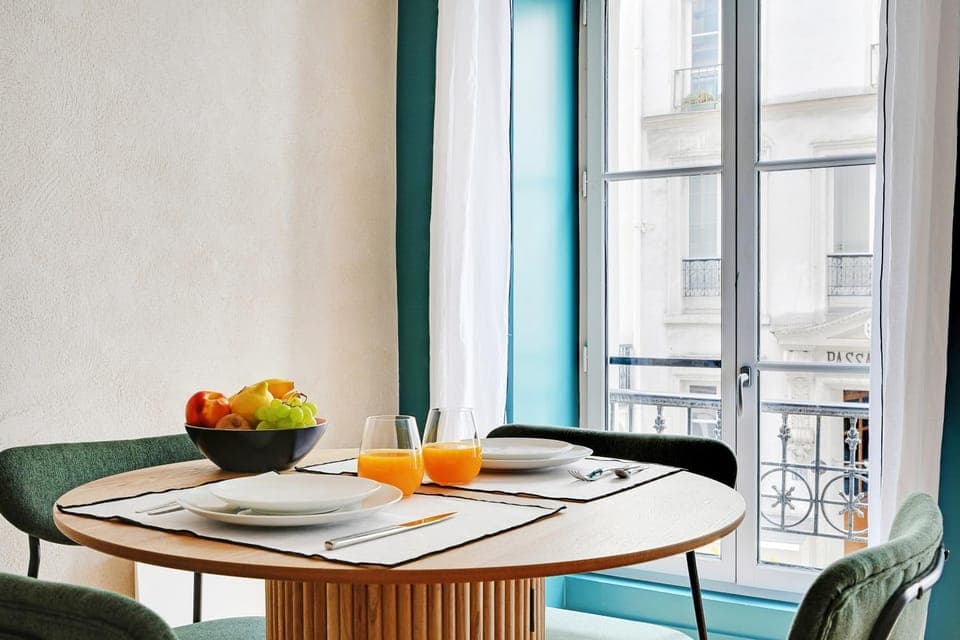 Living room, Seating area, Food