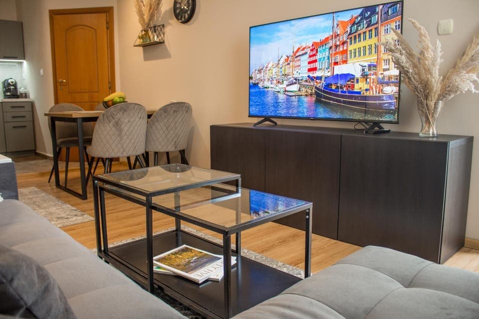 TV and multimedia, Living room, Seating area, Evening entertainment