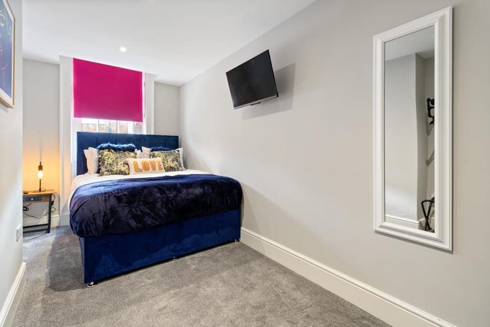 Bed, TV and multimedia, Photo of the whole room, Bedroom