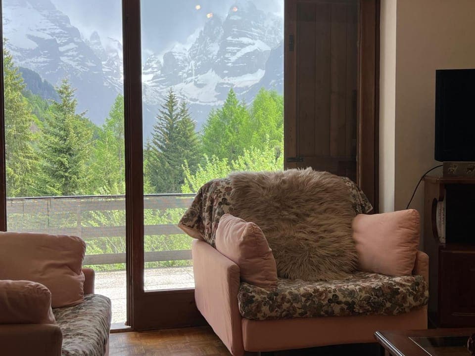 Natural landscape, TV and multimedia, Living room, Seating area, Mountain view