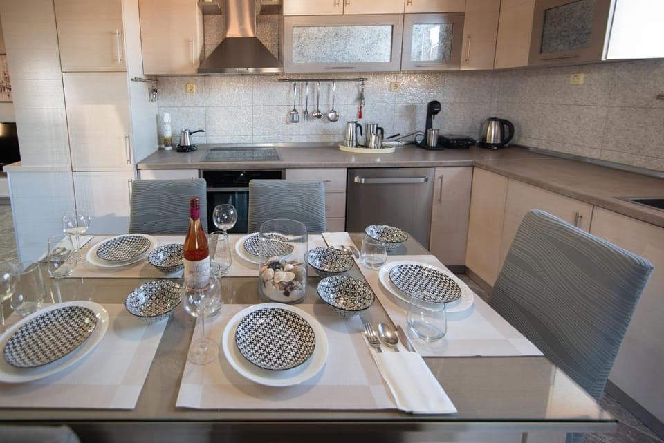 Kitchen or kitchenette, Dining area, dishwasher, stove