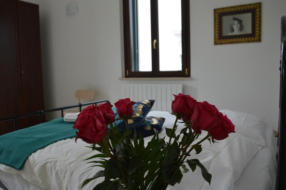 Bed, Bedroom, towels