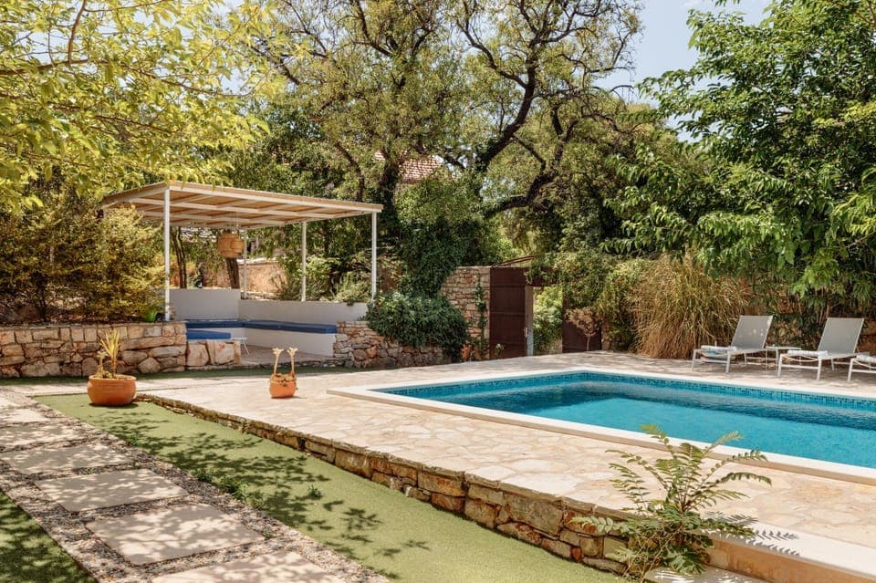 Patio, Day, Garden, Swimming pool, sunbed