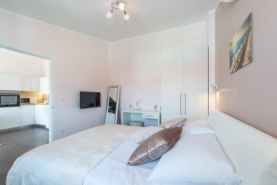 Bed, Photo of the whole room