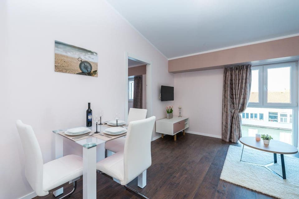 TV and multimedia, Living room, Seating area, Dining area