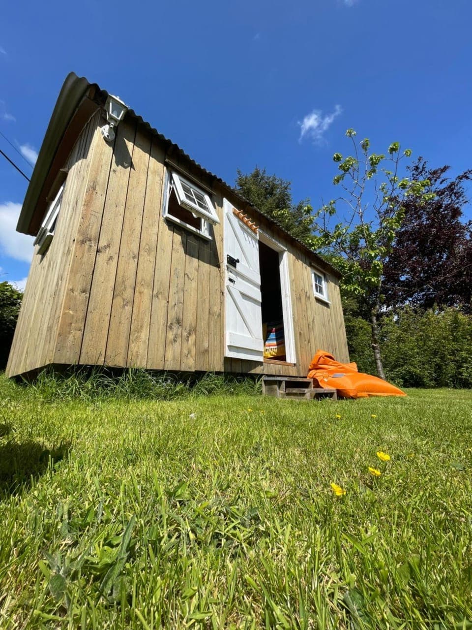Property building, Spring, Day, Natural landscape, Garden, View (from property/room), View (from property/room), Garden view, Garden view, Mountain view, Mountain view, flat iron