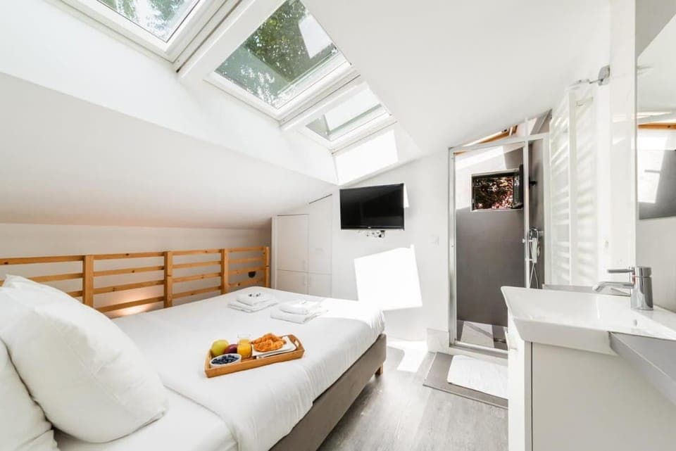 Photo of the whole room, Bedroom