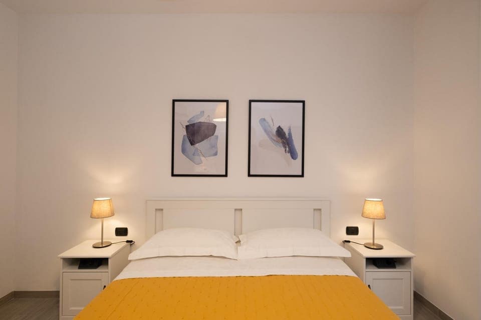 Bed, Bedroom, hair dresser