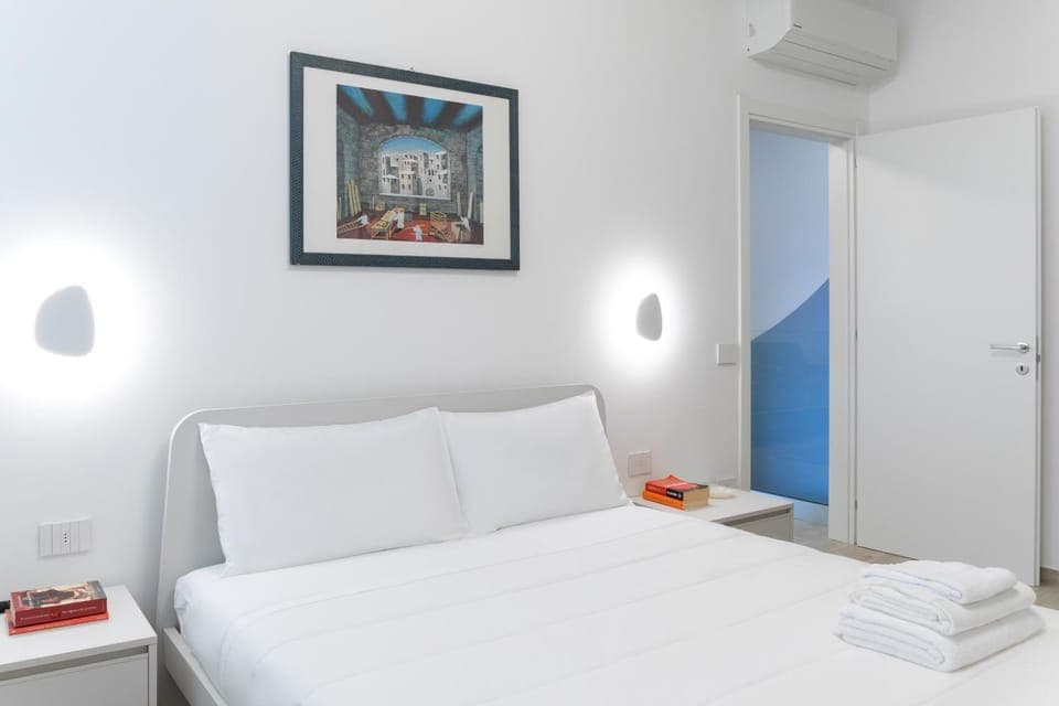 Bed, Bedroom, towels