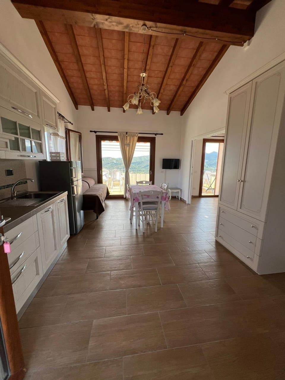 Dining area, pet friendly, stove