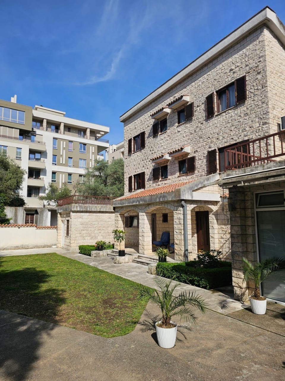 Property building, Spring, Day, Garden, City view, Garden view