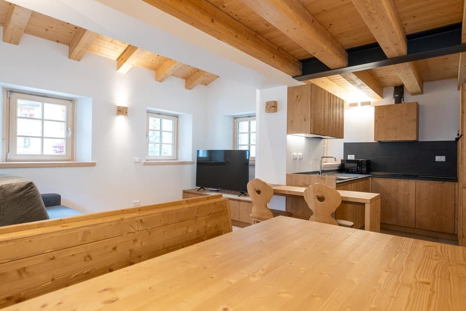 TV and multimedia, Kitchen or kitchenette, Living room, Dining area, oven