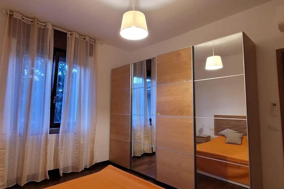 Photo of the whole room, Bedroom, wardrobe