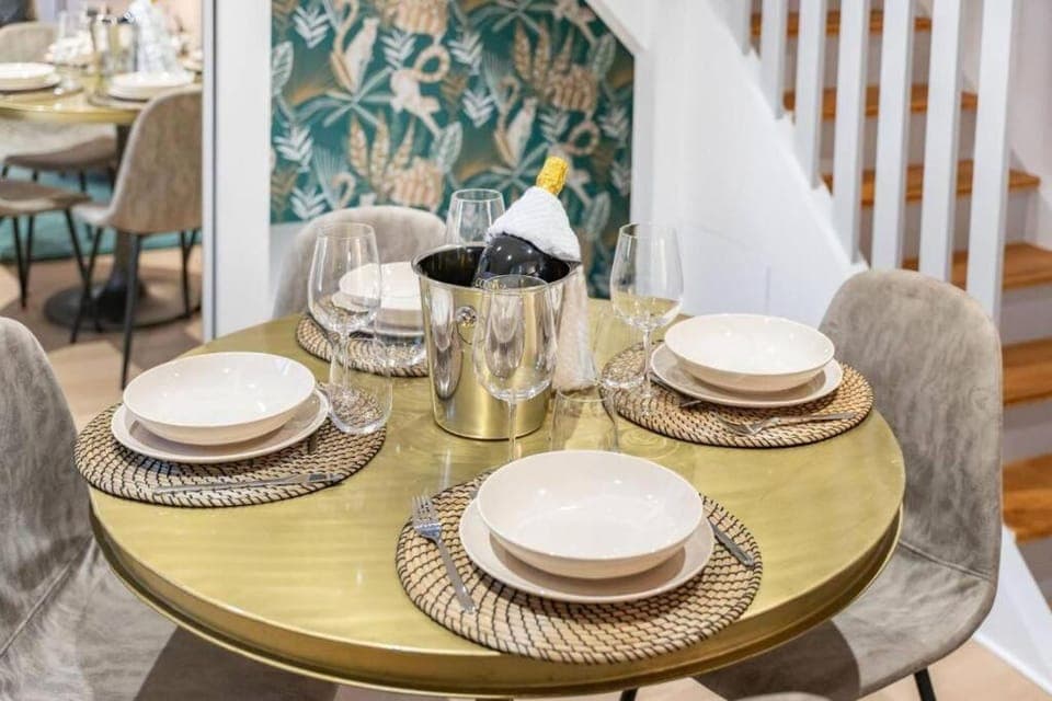 Seating area, Dining area