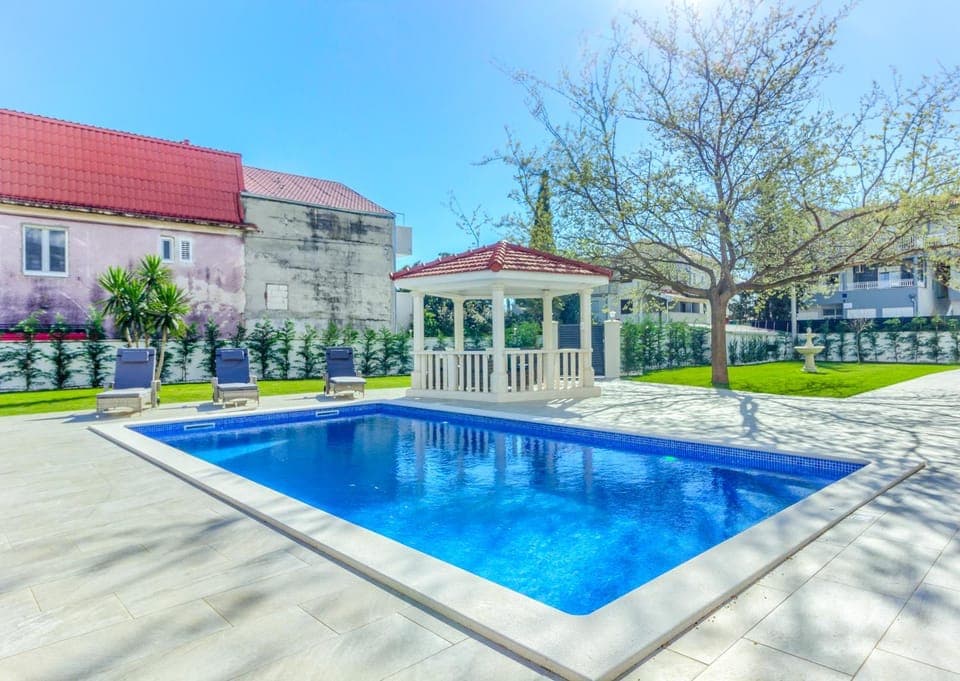 Day, Garden, Swimming pool, sunbed