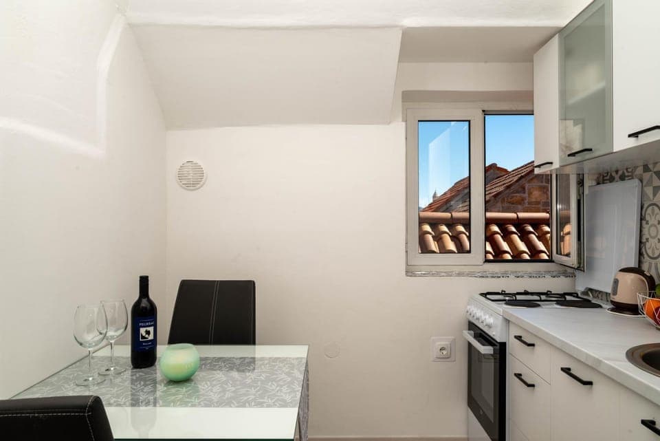 Kitchen or kitchenette, Dining area, pet friendly, stove