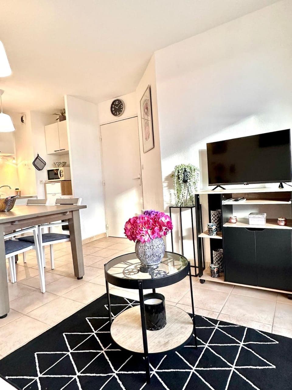 Communal lounge/ TV room, TV and multimedia, Kitchen or kitchenette, Living room, Seating area, Dining area, minibar, pet friendly