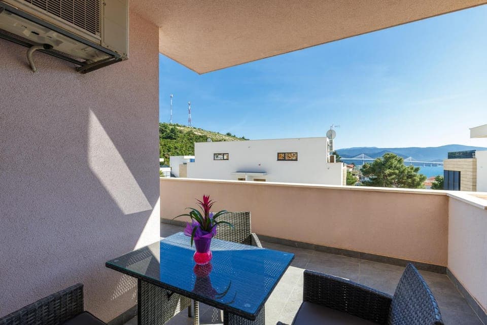 View (from property/room), Balcony/Terrace, Seating area, Sea view