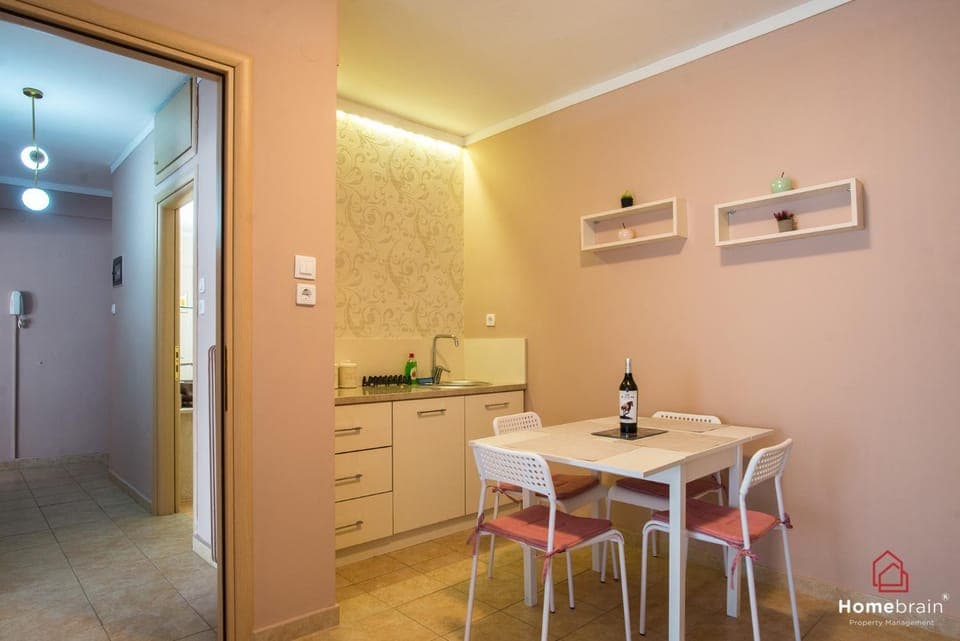 Kitchen or kitchenette, Dining area