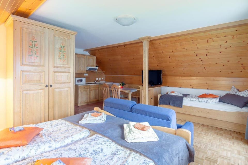 TV and multimedia, Seating area, Bedroom