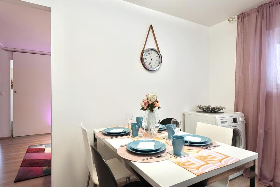 Kitchen or kitchenette, Food and drinks, Dining area