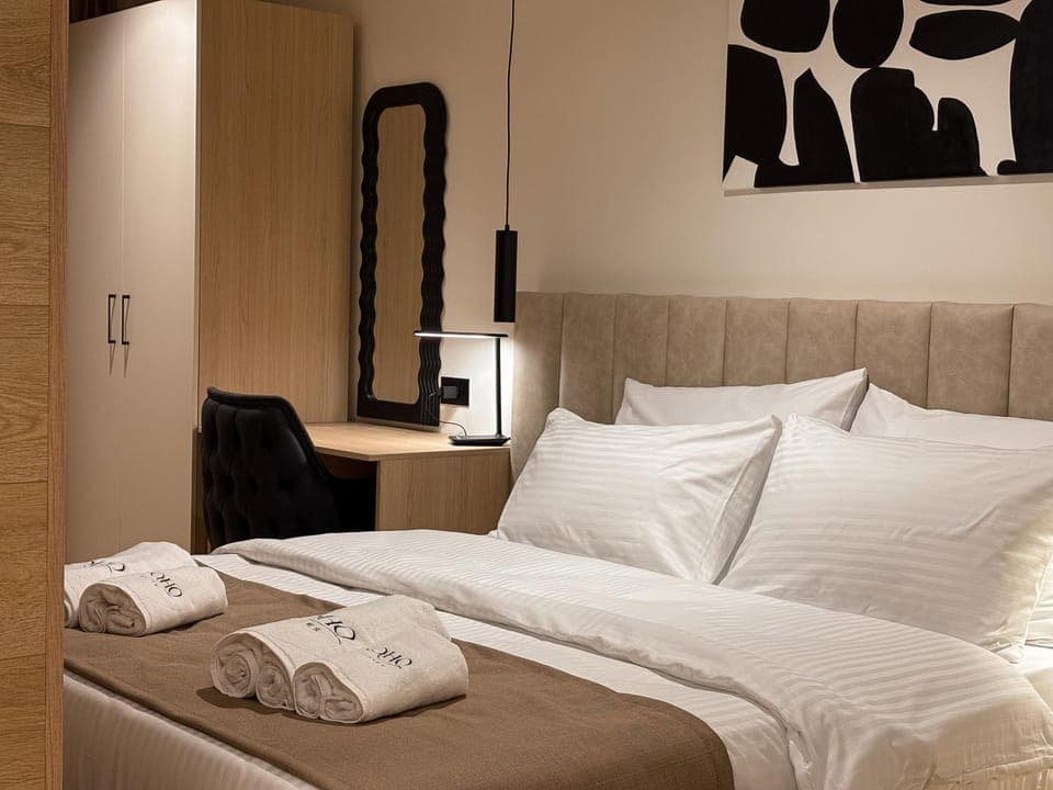 Bed, Bedroom, towels