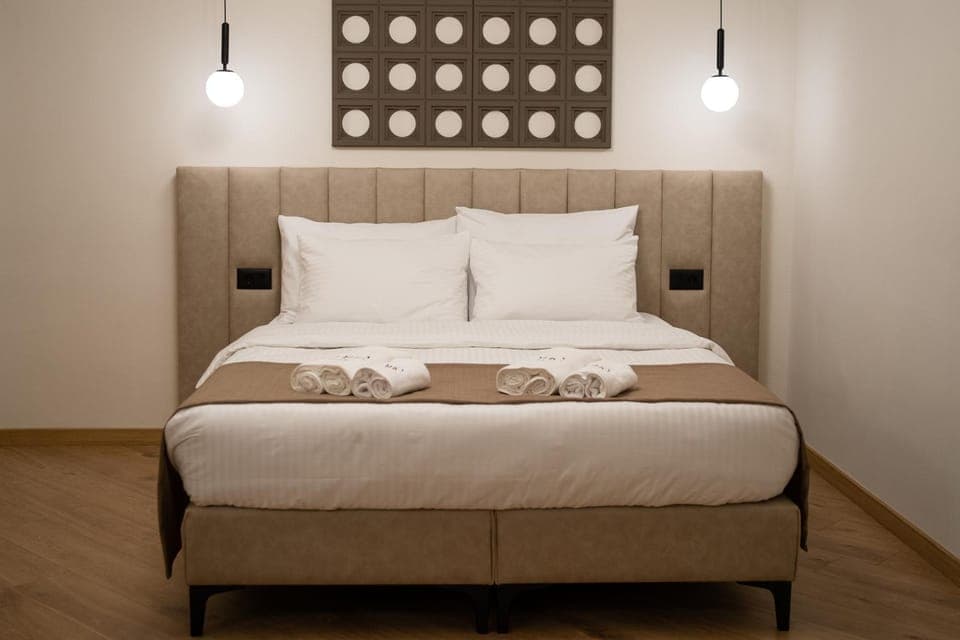 Bed, Bedroom, towels