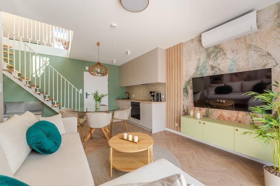 TV and multimedia, Kitchen or kitchenette, Living room, Seating area