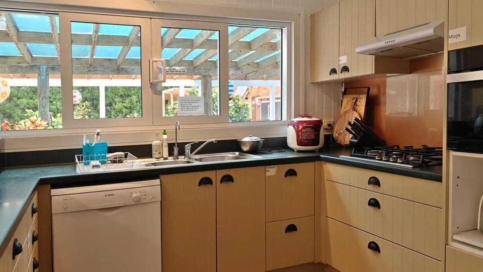 Kitchen or kitchenette, dishwasher, stove