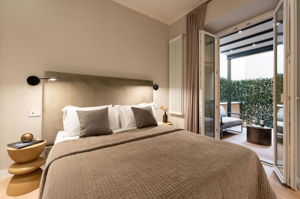 Photo of the whole room, Bedroom