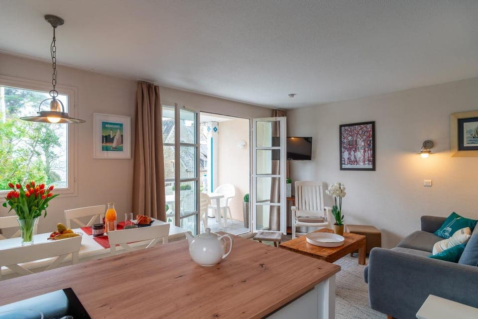 Living room, Dining area