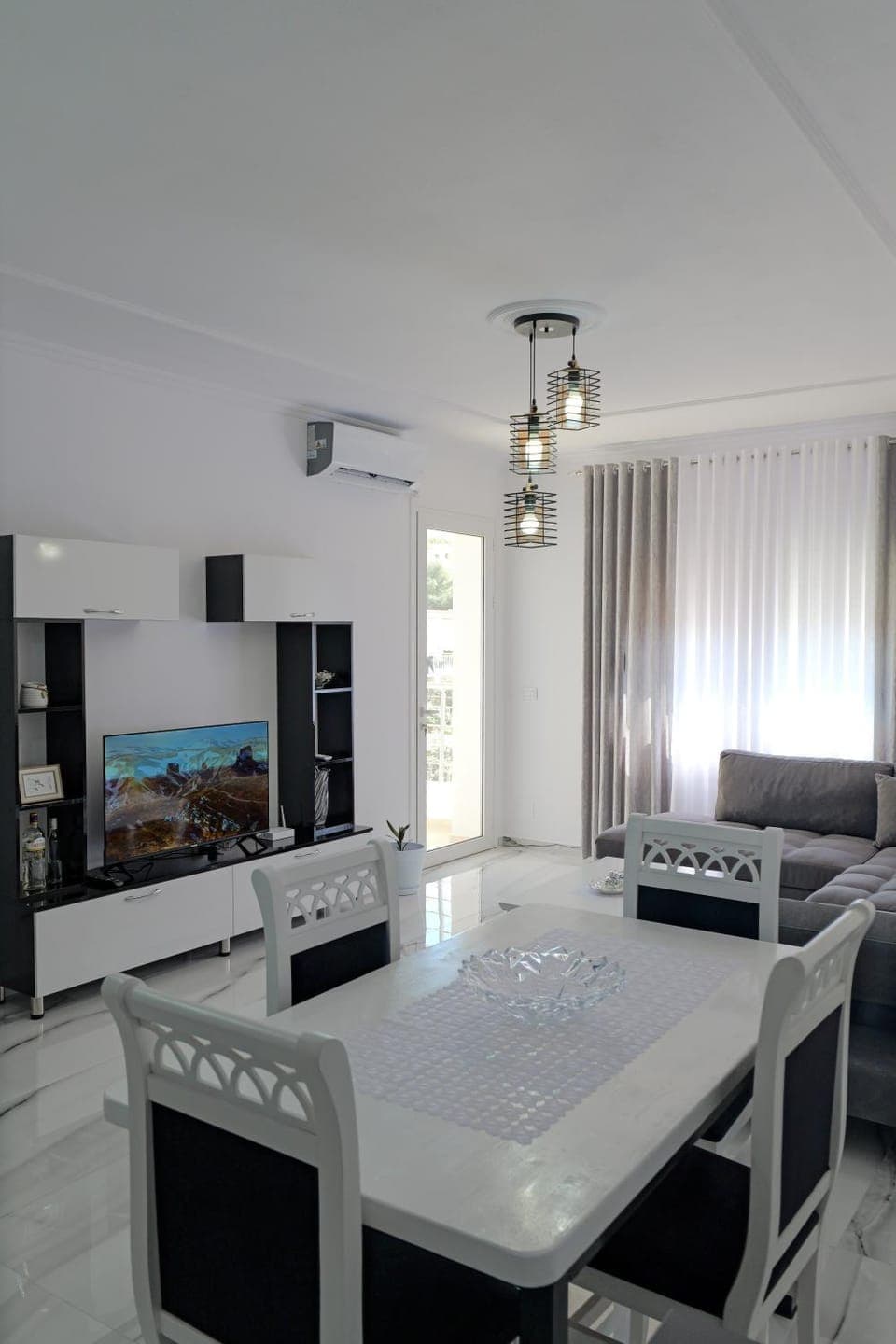 TV and multimedia, Kitchen or kitchenette, Photo of the whole room, Dining area, air conditioner