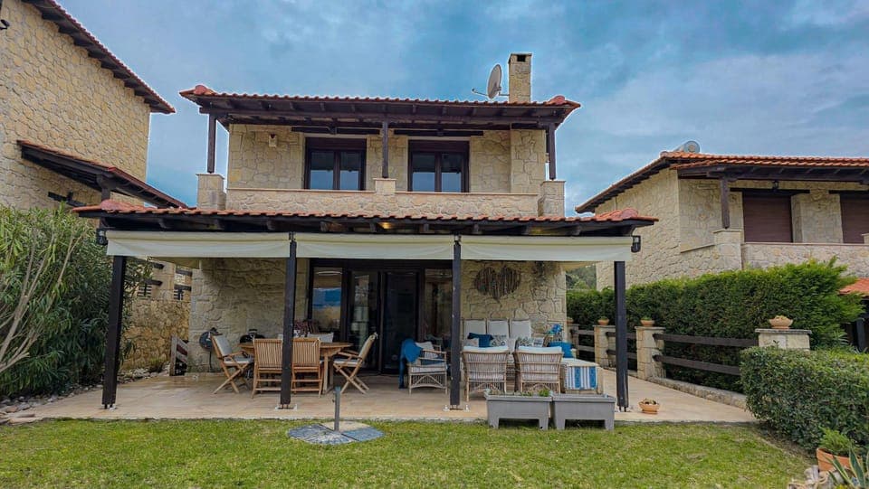 Property building, Patio, Day, Garden, Living room, Seating area, Dining area, Garden view