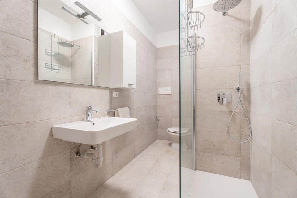 Shower, Toilet, Bathroom, towels