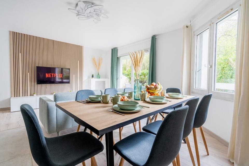 TV and multimedia, Living room, Food and drinks, Seating area, Dining area, Food