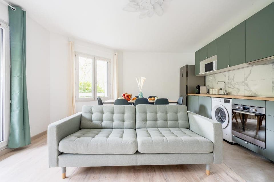 Seating area, minibar