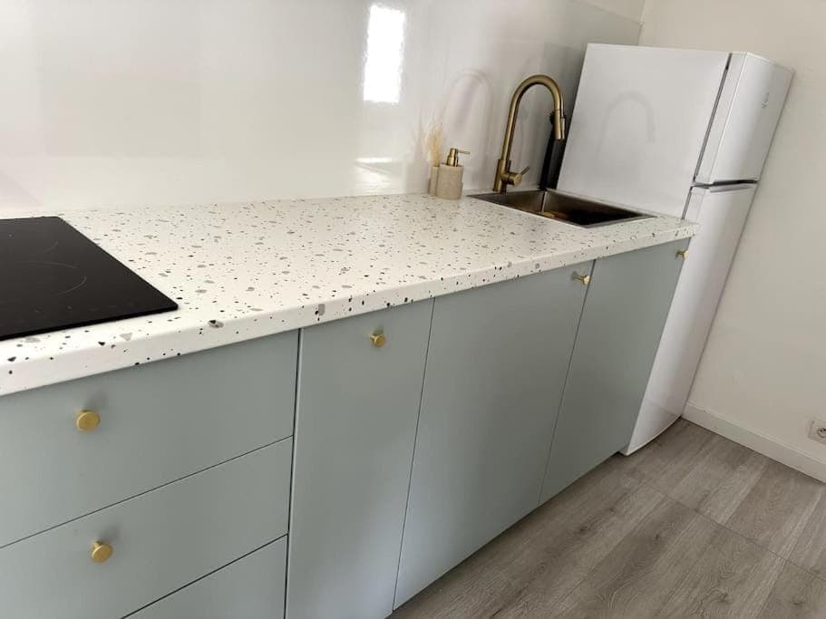 Kitchen or kitchenette, minibar