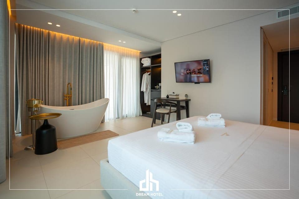 Photo of the whole room, Bedroom, Bath