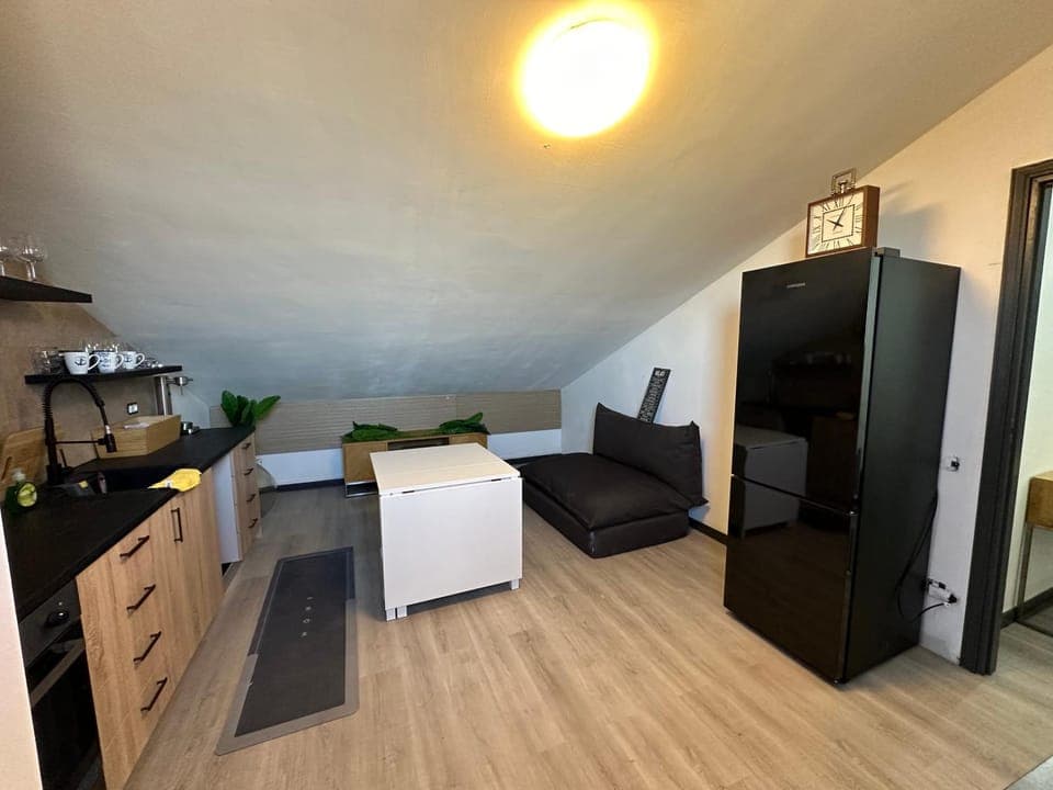 Kitchen or kitchenette, Seating area, oven