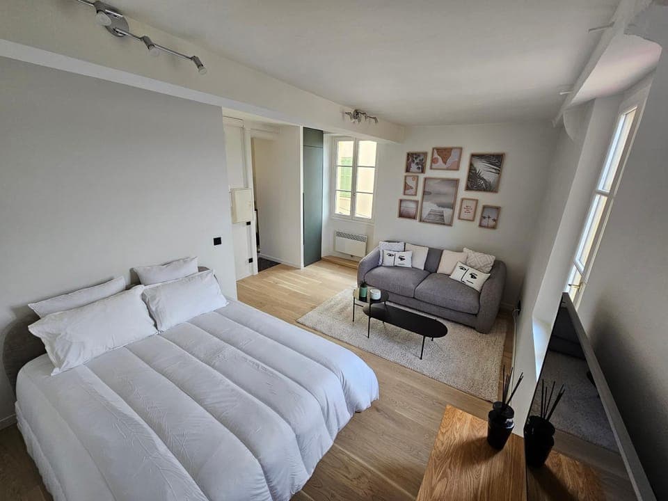 Bed, TV and multimedia, Living room, Photo of the whole room, Seating area, Bedroom