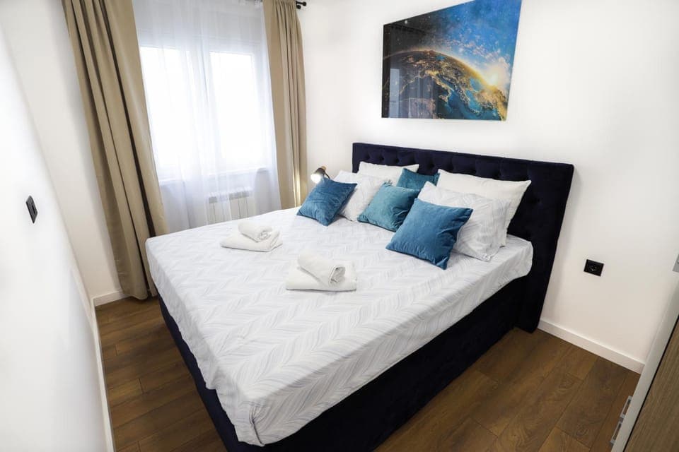 Bed, Photo of the whole room, Bedroom, towels