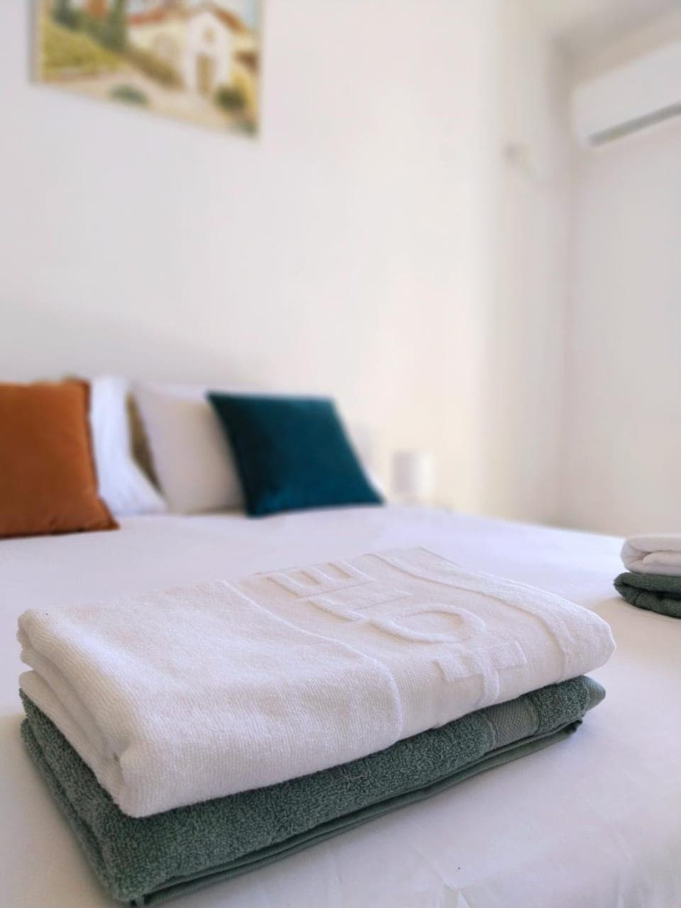 Bed, Bedroom, towels