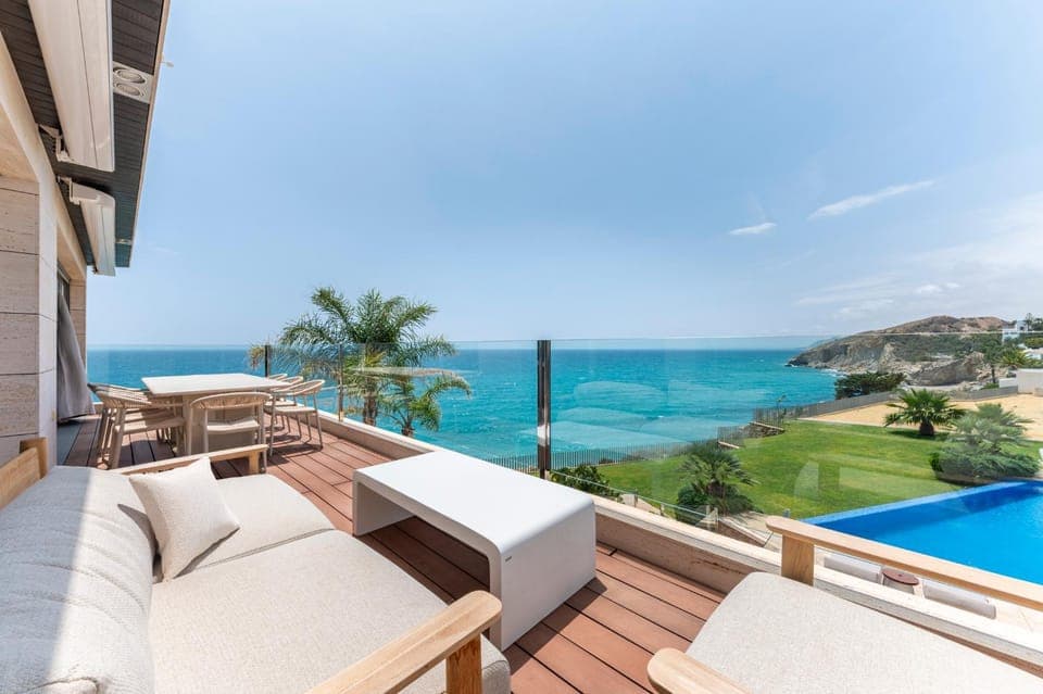 Pool view, Sea view