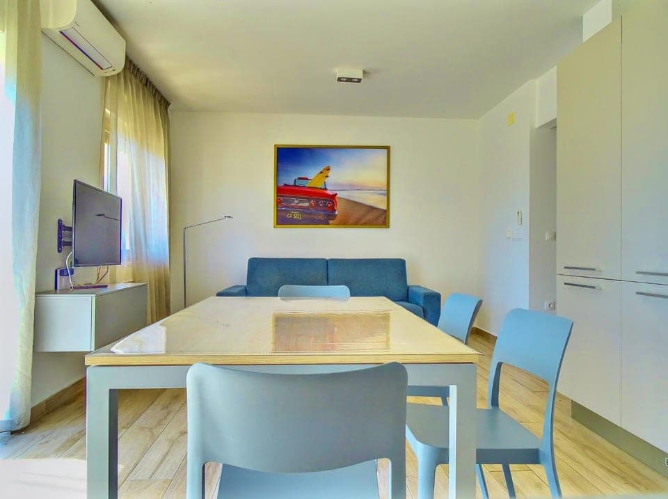 Seating area, Dining area