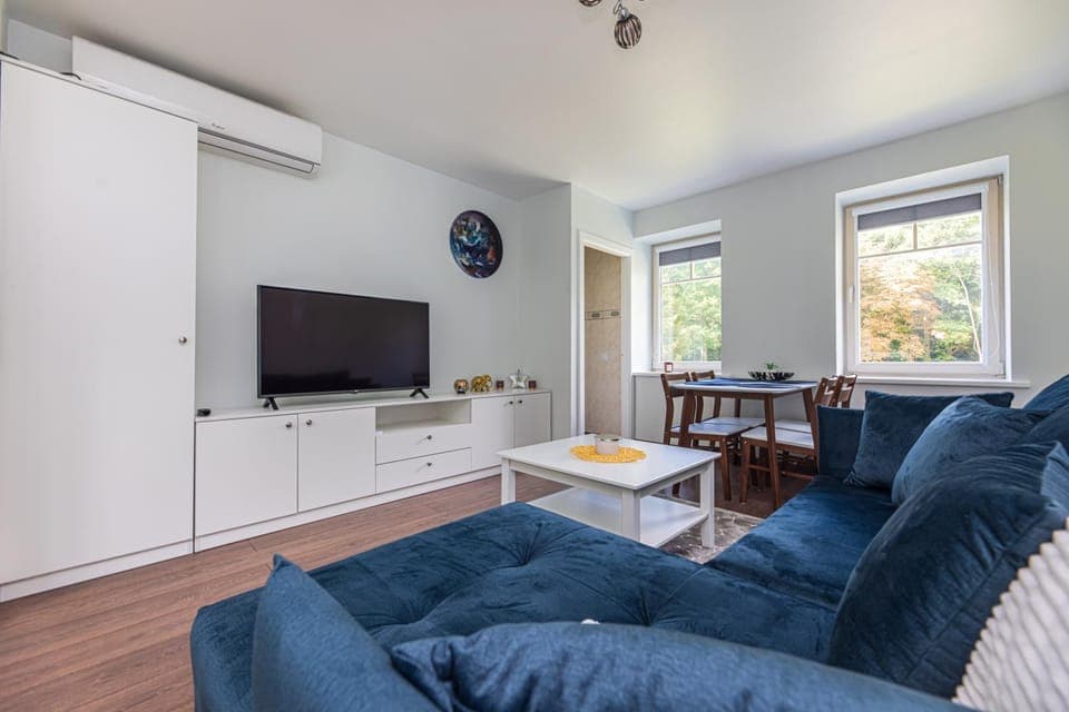 Communal lounge/ TV room, TV and multimedia, Living room, Seating area, Evening entertainment