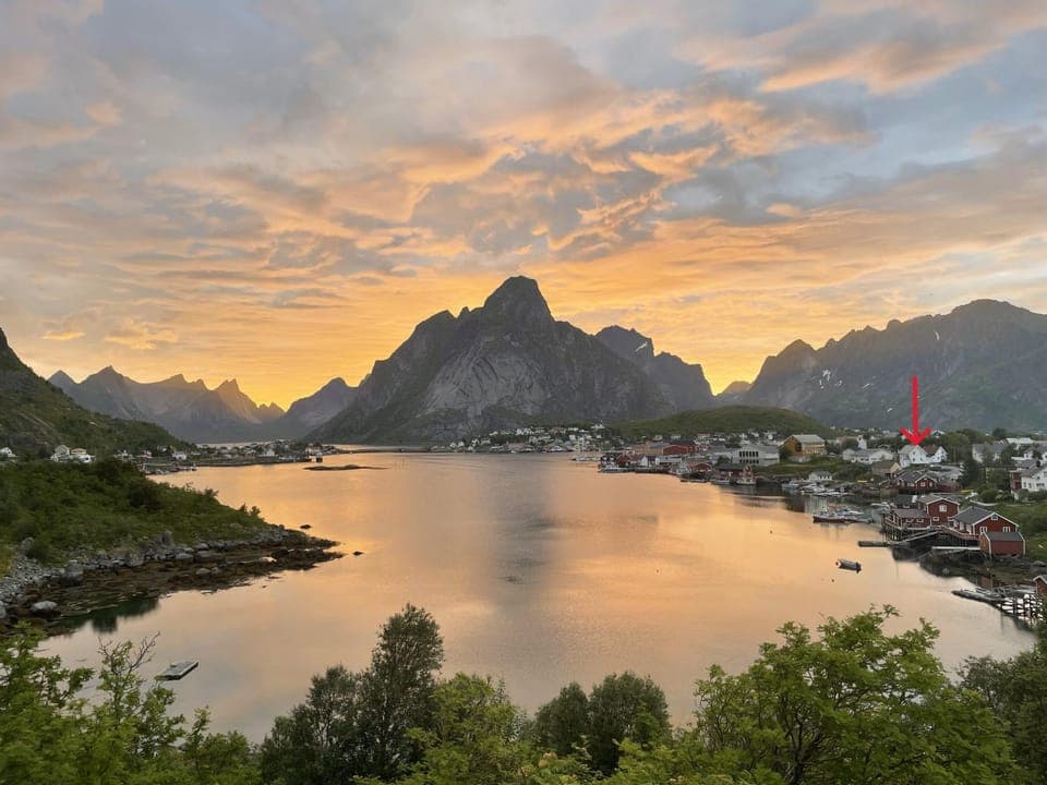 Nearby landmark, Neighbourhood, Natural landscape, Mountain view, Sea view, Sunrise, Sunset
